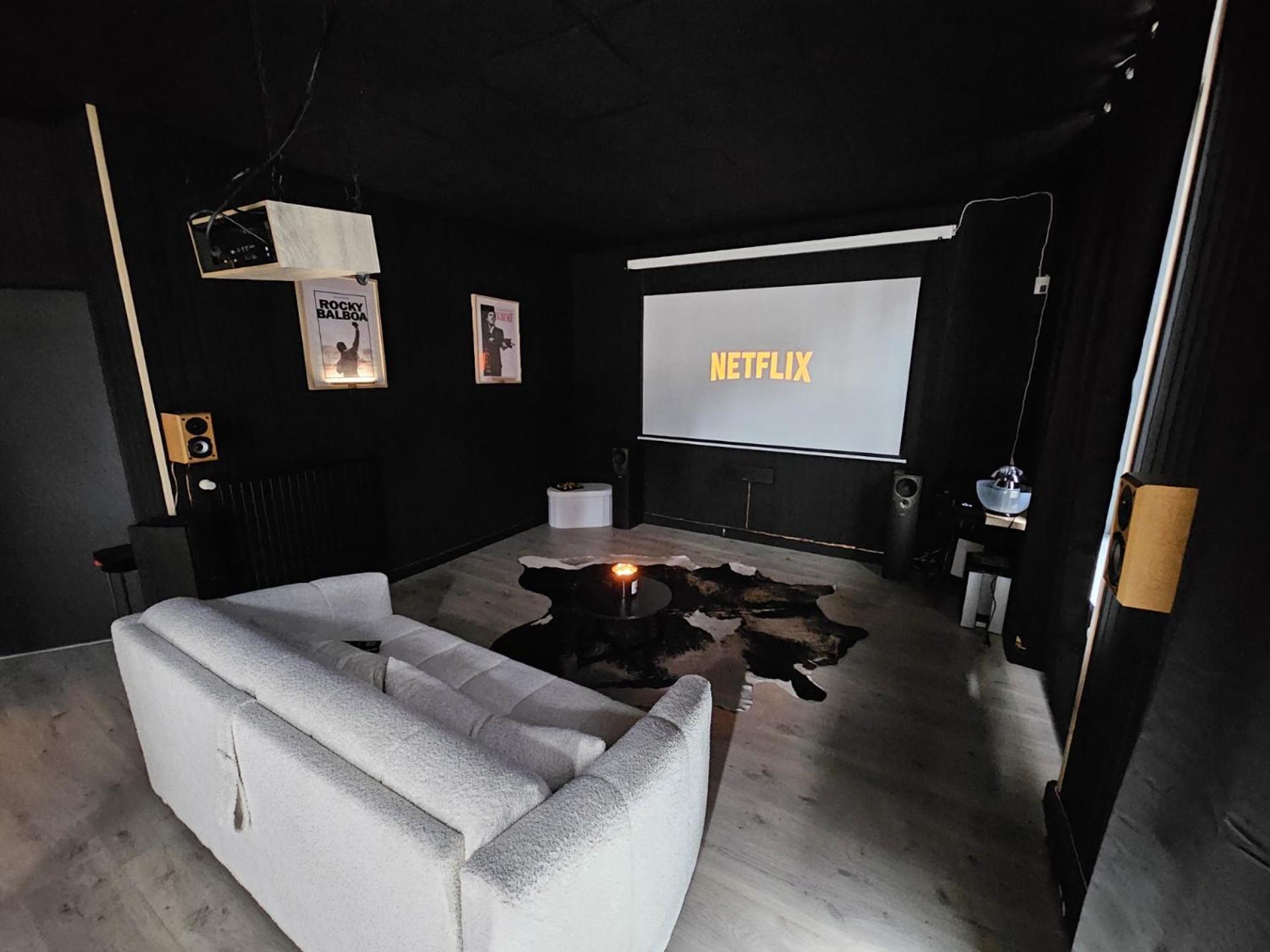 Épinal Black Box Cinema Appartement Avec Balneo מראה חיצוני תמונה