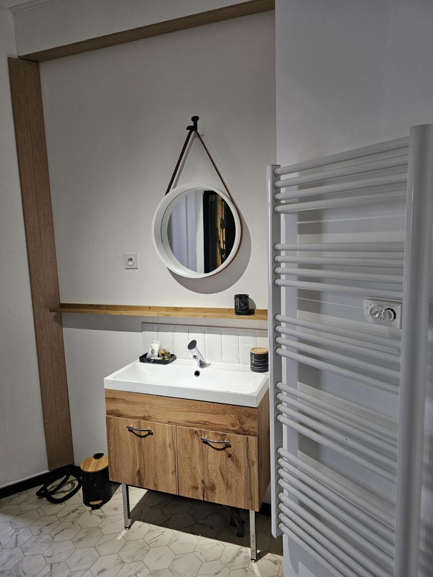 Épinal Black Box Cinema Appartement Avec Balneo מראה חיצוני תמונה